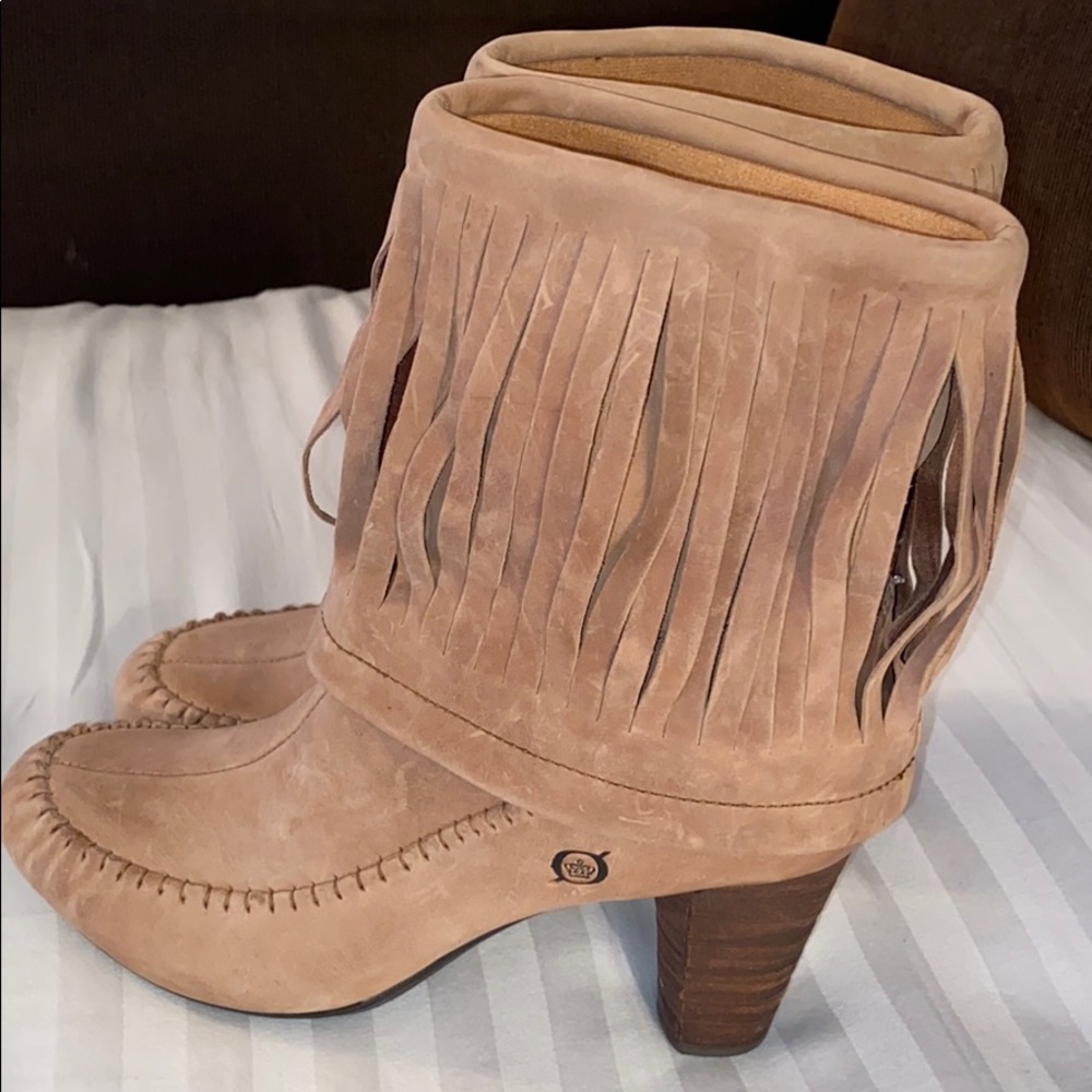 EUC Super Trendy Born Leather Boots
